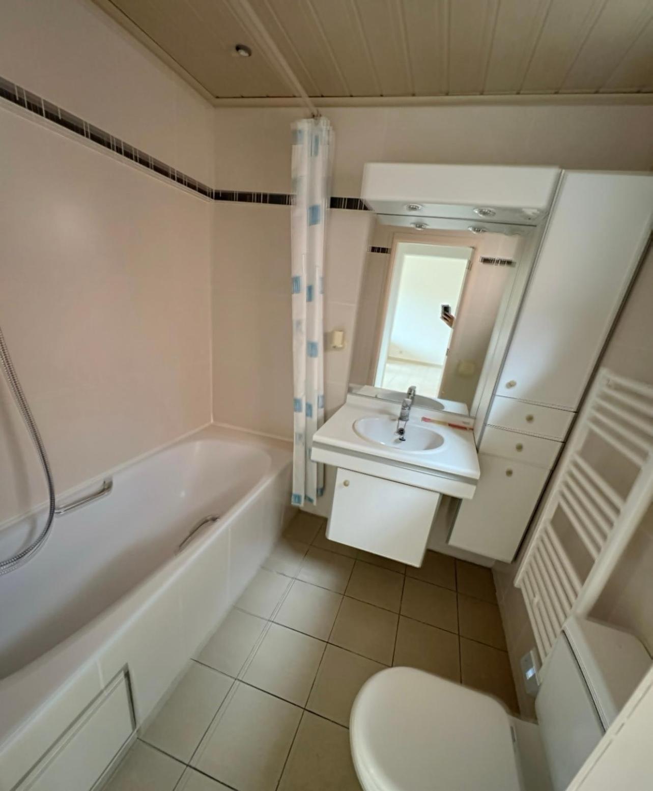 Station 64 B1 Charleroi-Airport Villa Luaran gambar